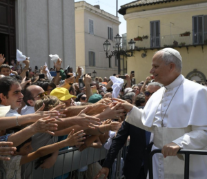 O Papa: a indústria do consumo envenena o coração. Deus nos abre à alegria